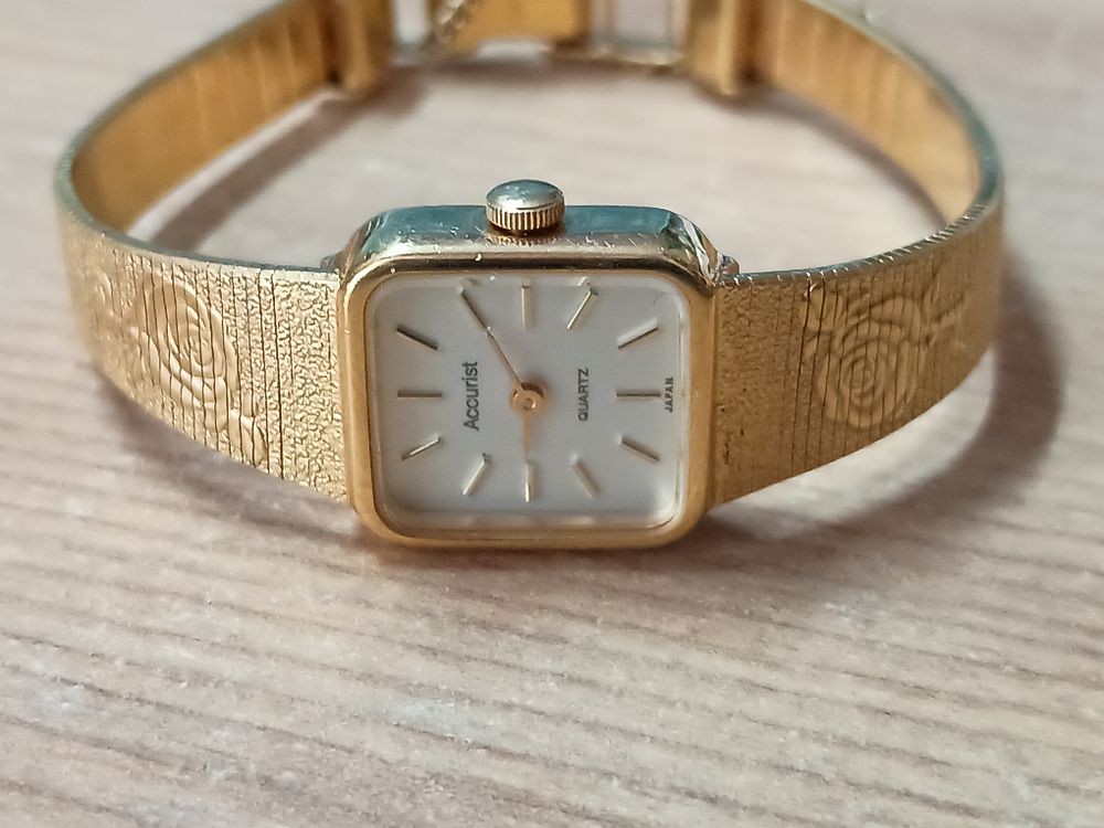 Lot 213: Vintage accurist watch