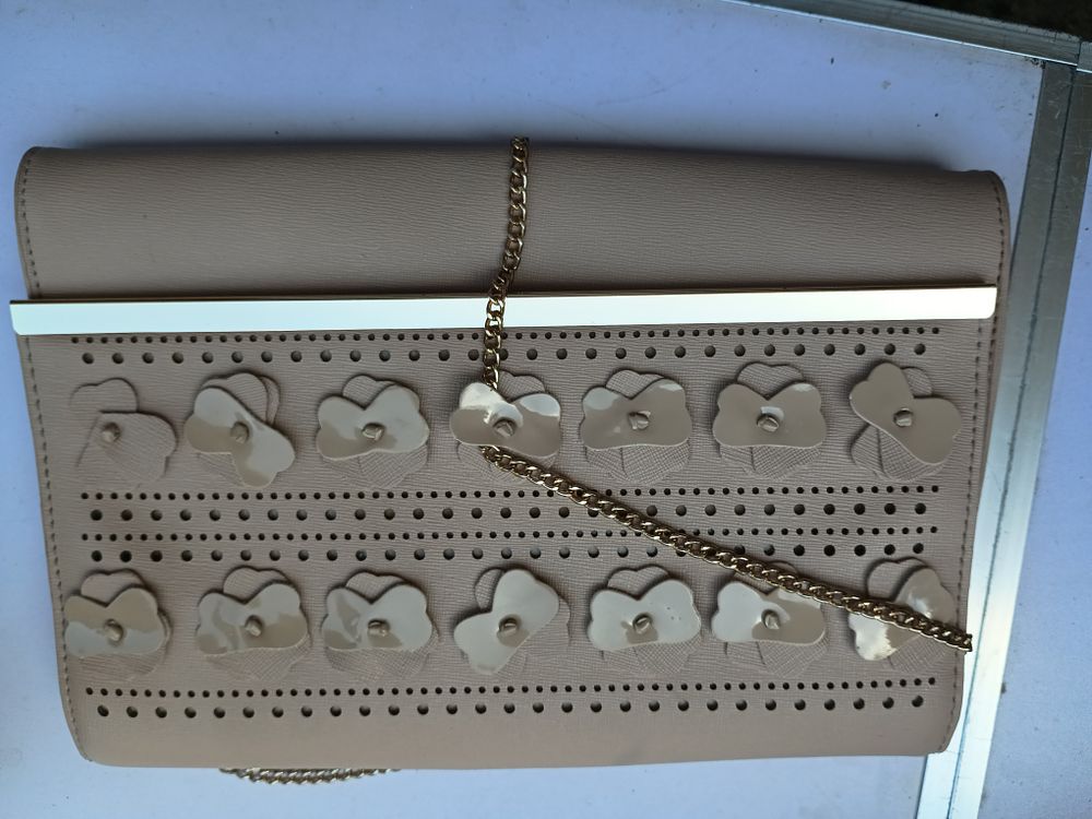 Lot 275: Ladies new look bag