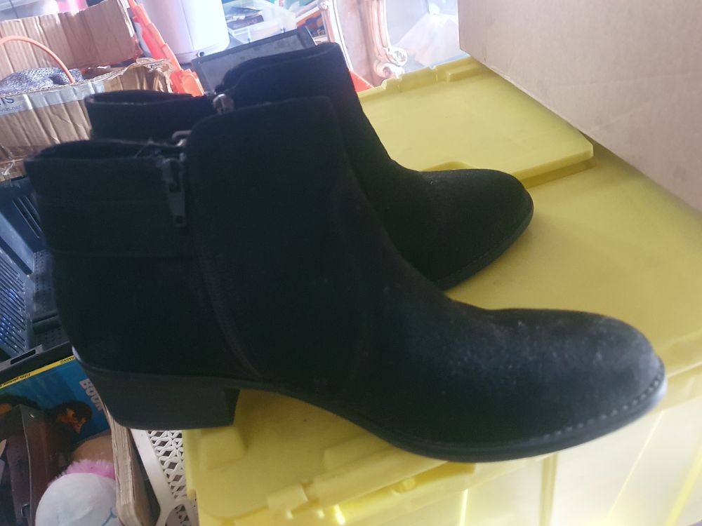 Lot 240: Pair of ladies shoes
