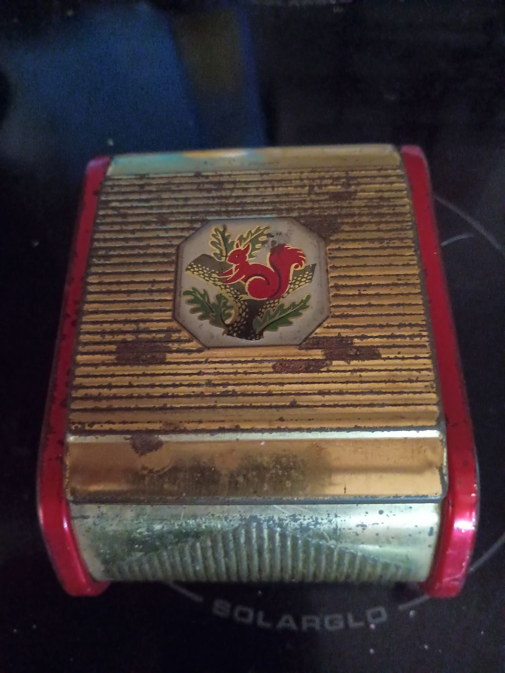 Lot 263: Vintage trinket box
