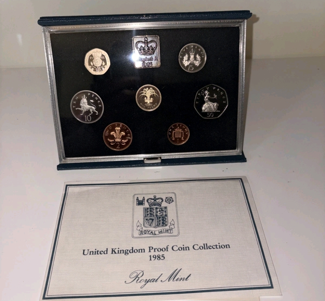 Cased coin set
