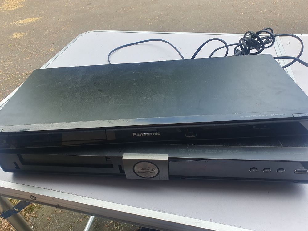 Lot 233: Blue Ray player and dvd player tested