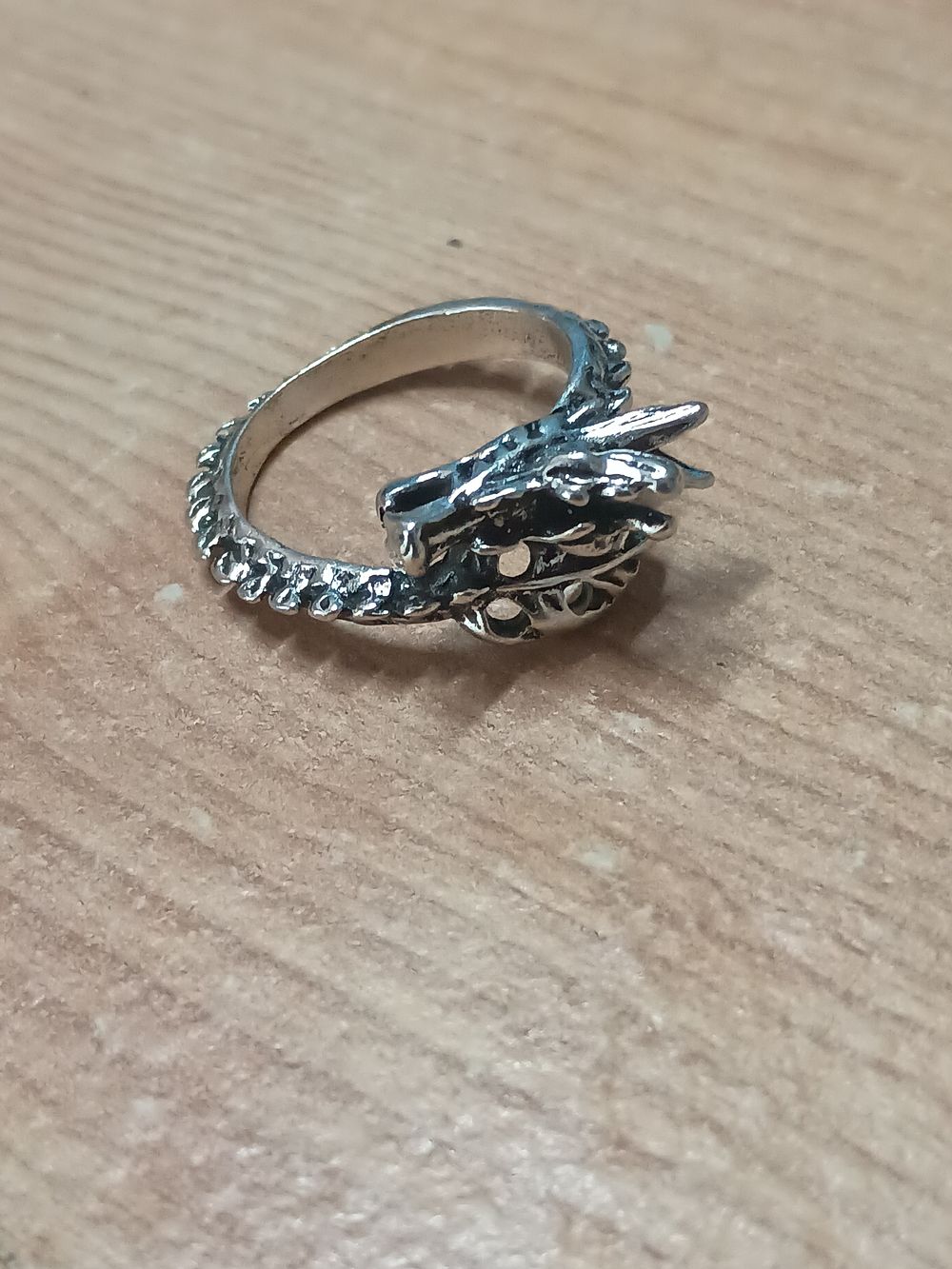 Lot 165: Dragon ring