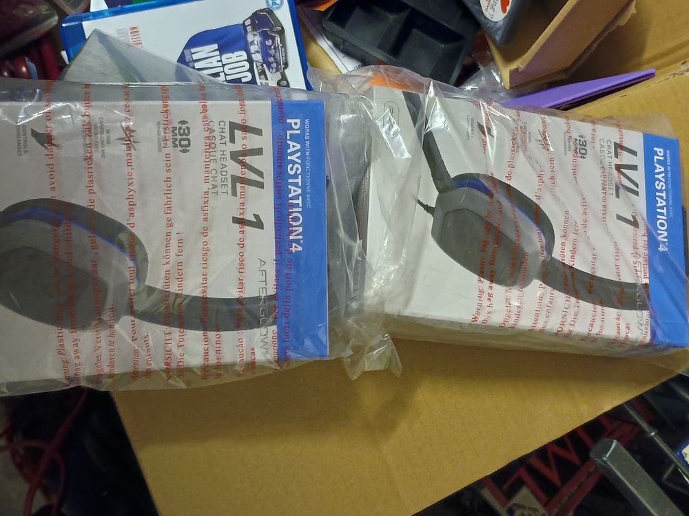 Lot 255: 2 PS4 headset's