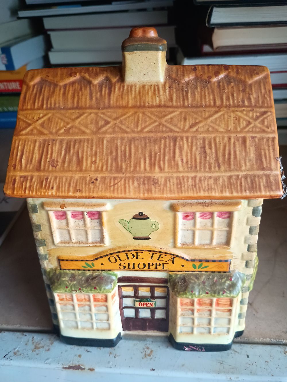 Lot 104: Cookie jar