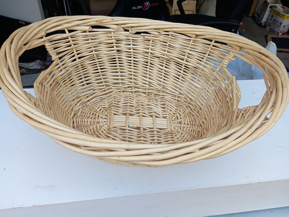 Lot 154: Large wicker basket