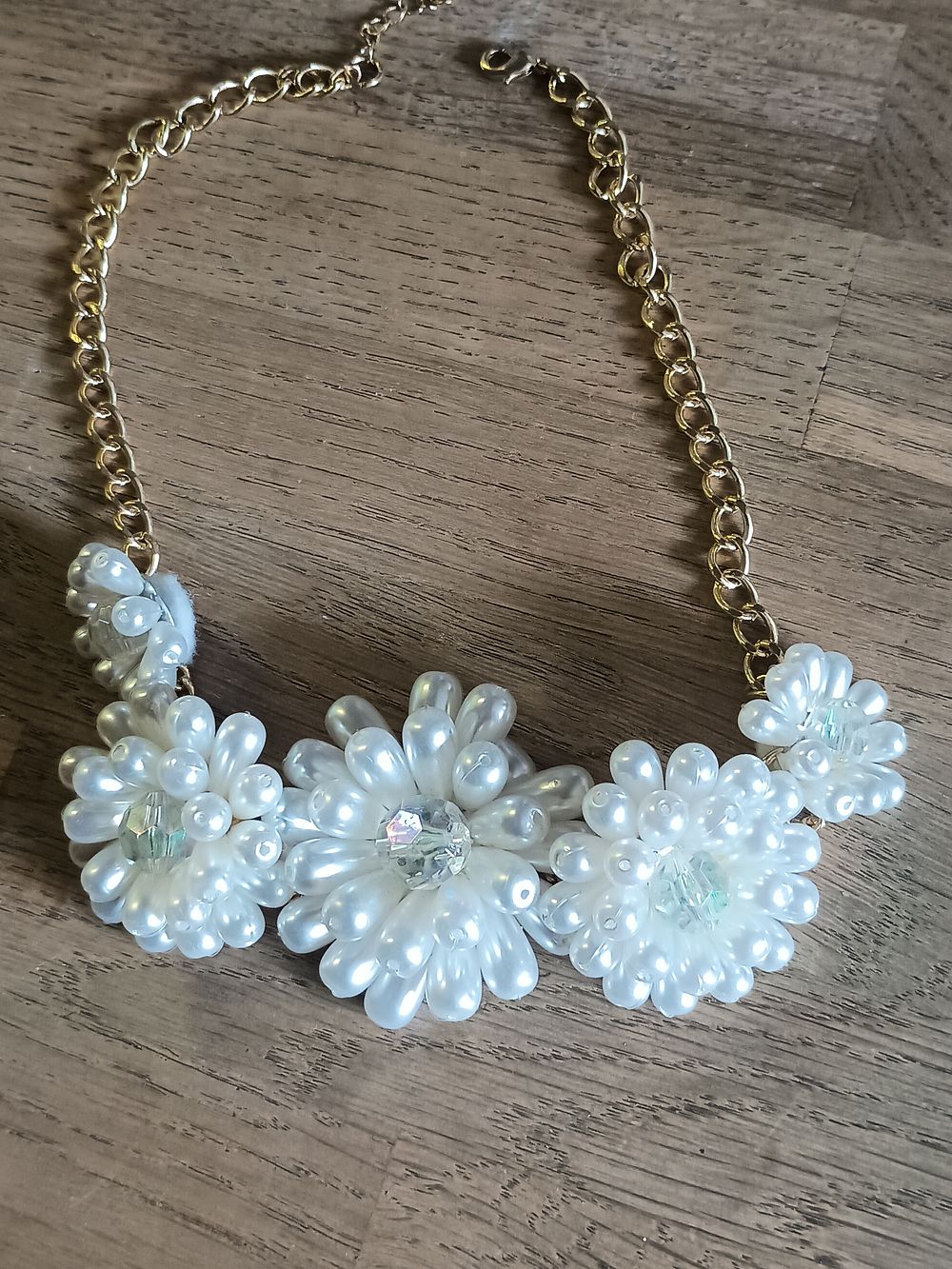 Lot 190: Large flower necklace