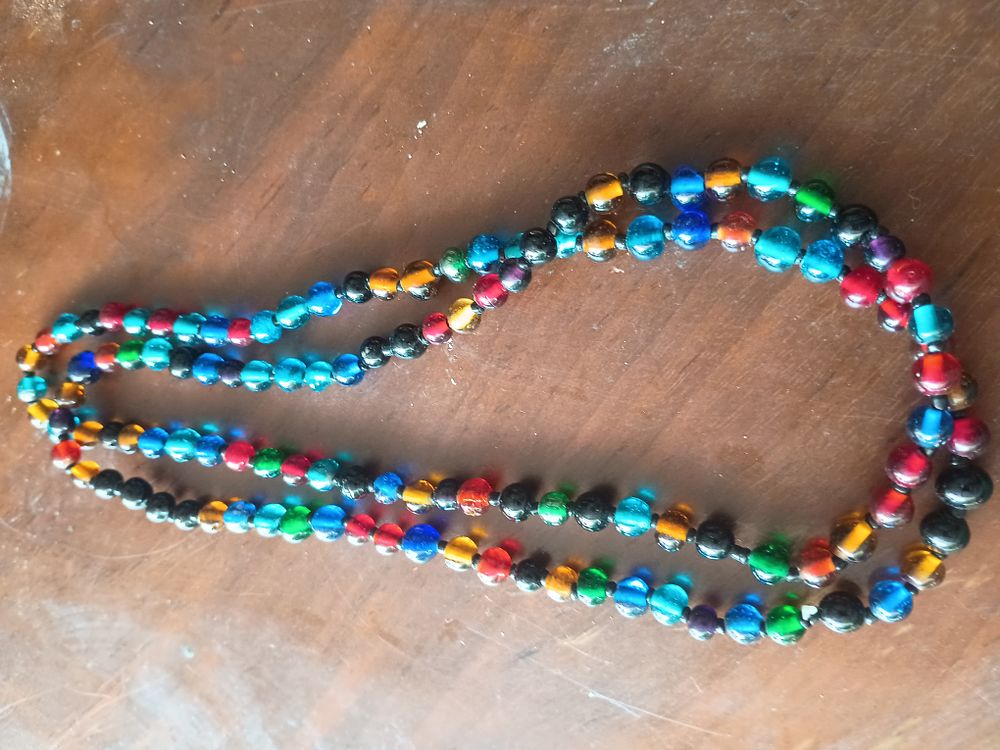 Lot 202: Multicoloured beaded necklace