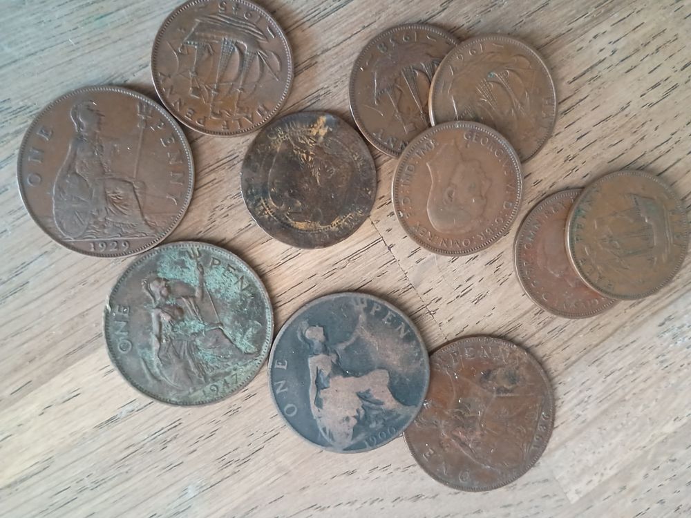 Lot 206: Collection of vintage coins