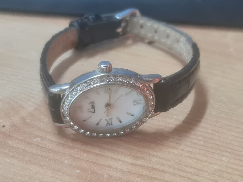 Lot 105: Lmit watch