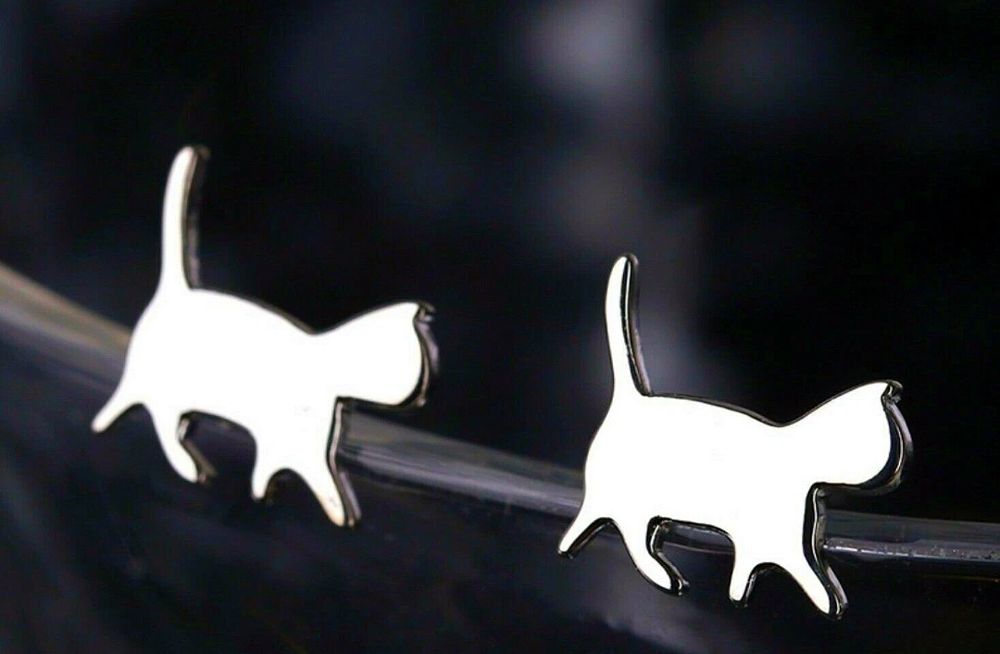 Lot 196: S925 cat earings