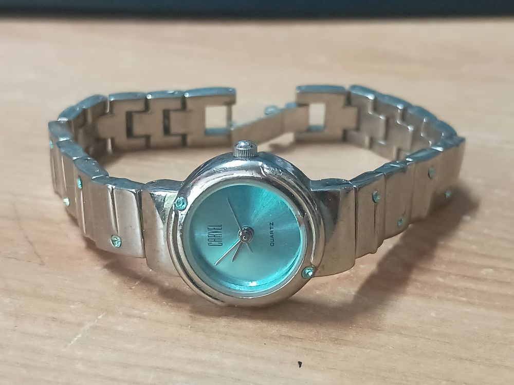 Lot 212: Ladies carvel watch