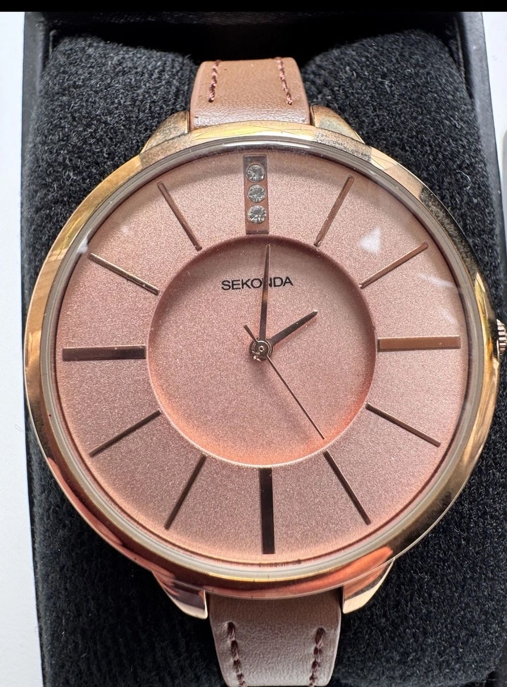 Lot 103: Boxed sekonda watch
