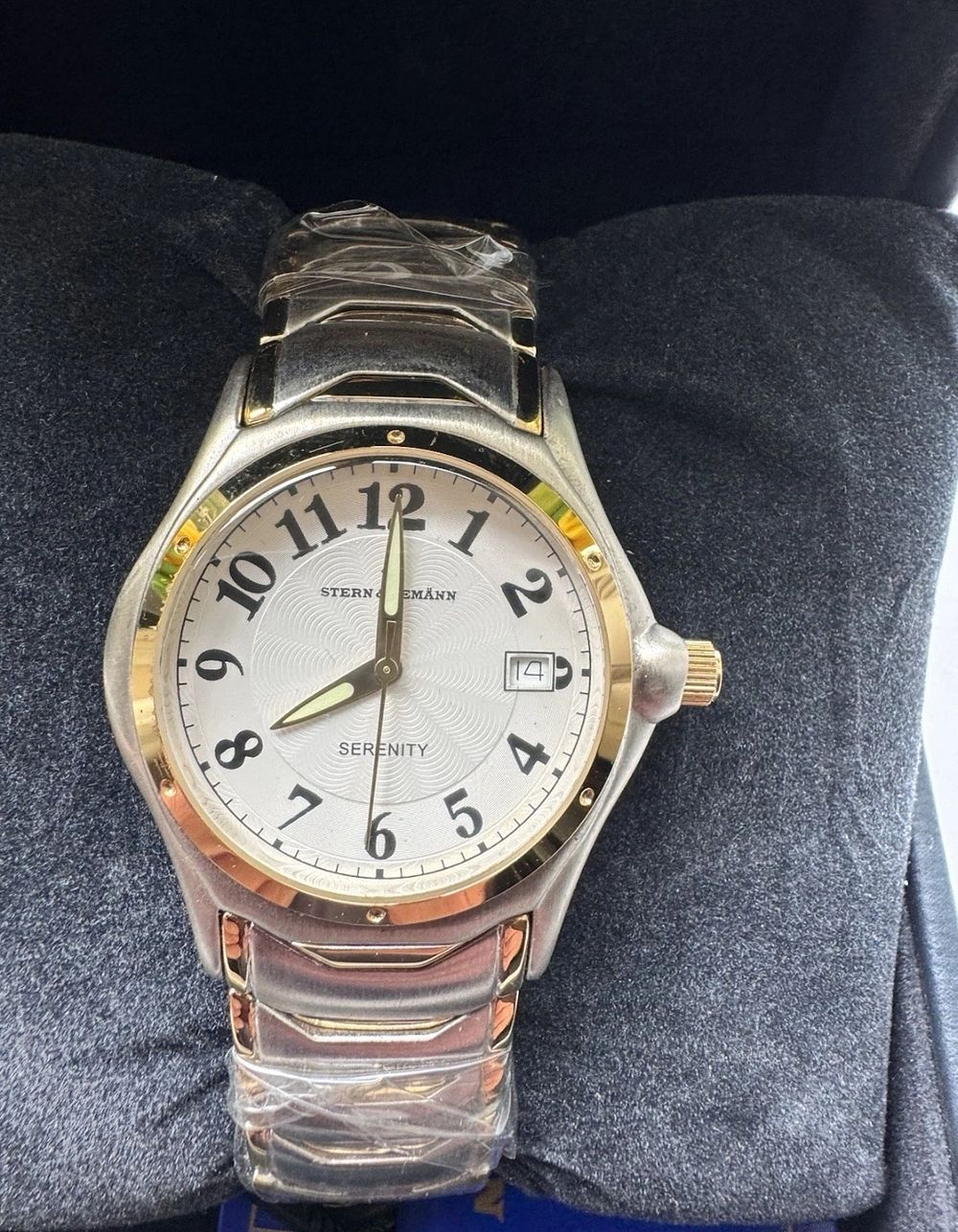 Lot 104: Boxed watch