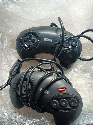 2 sega mega drive controllers