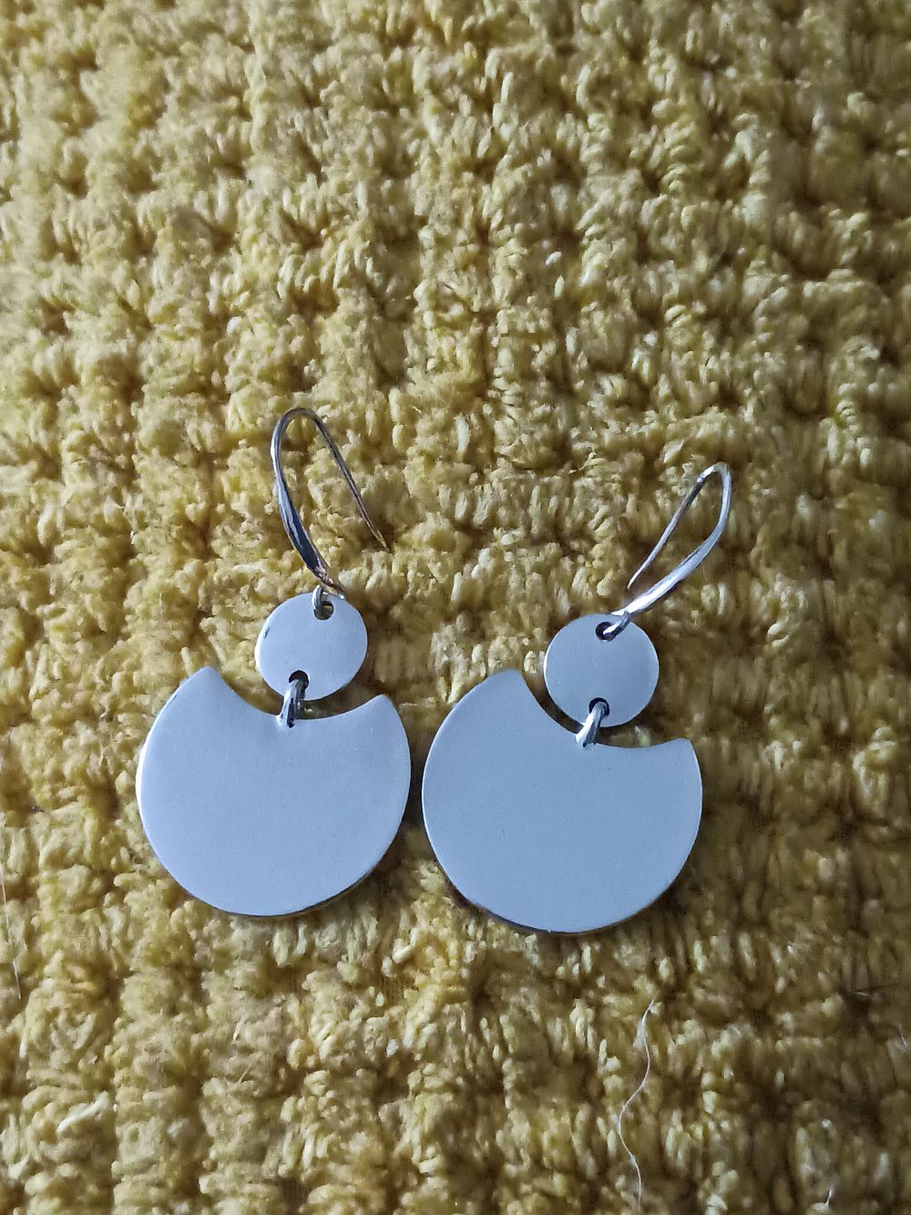 Lot 77e: Gold tone earings