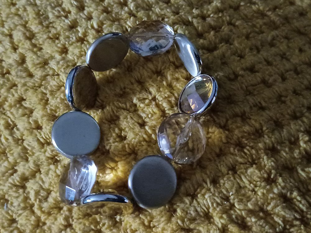 Lot 208: Ladies bangle