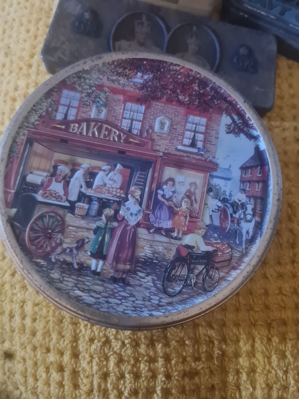 Lot 209: Vintage collecters tin