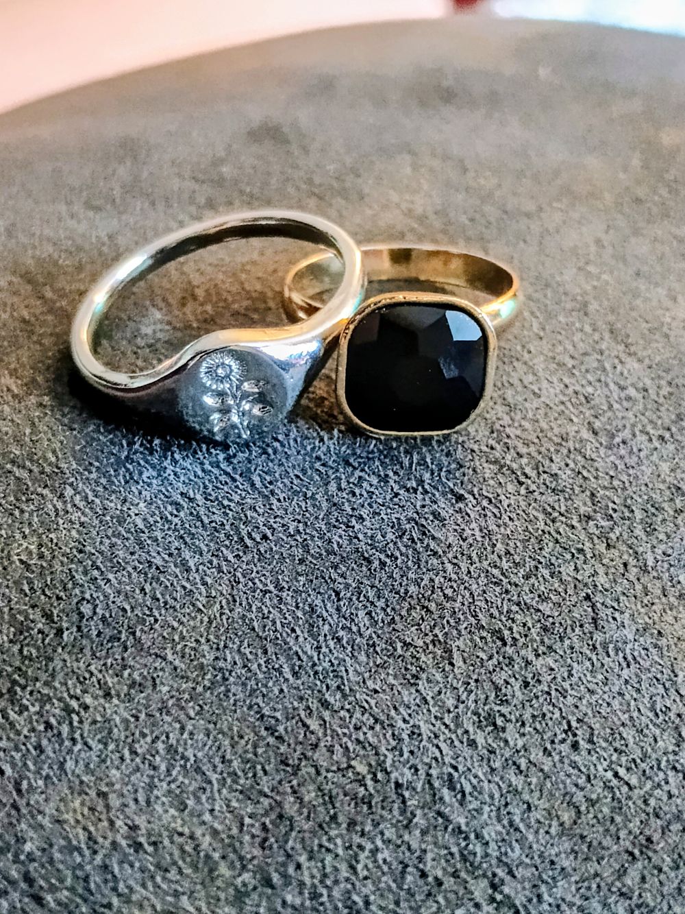 Lot 125: 2 ladies Rings