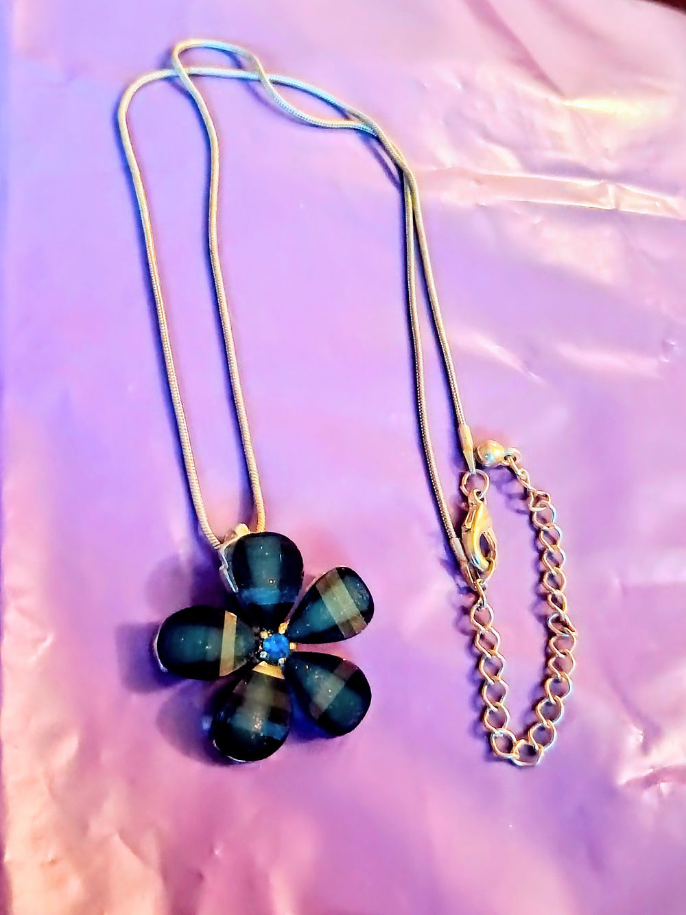 Lot 159: Beautiful Flower Pendant On Chain
