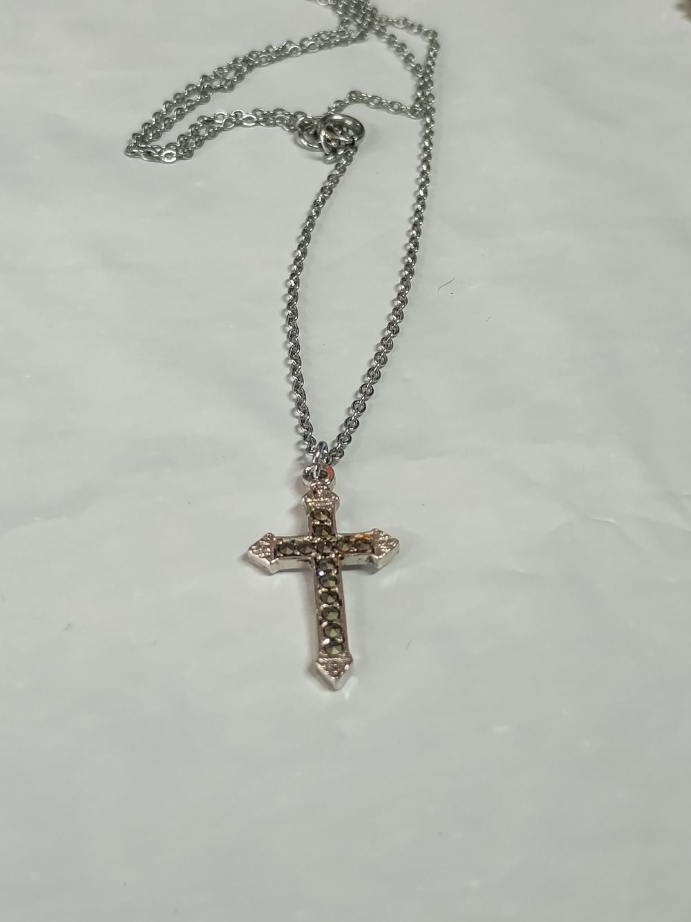 Lot 175: Diamante Detail Cross on Chain