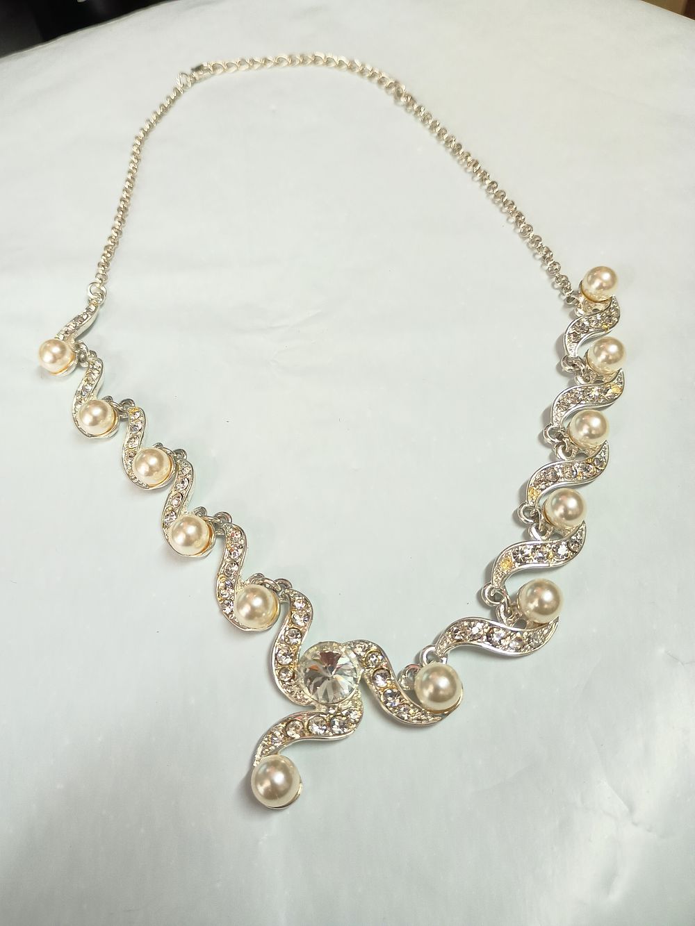 Lot 189: Beautiful Pearl style & Diamante Necklace