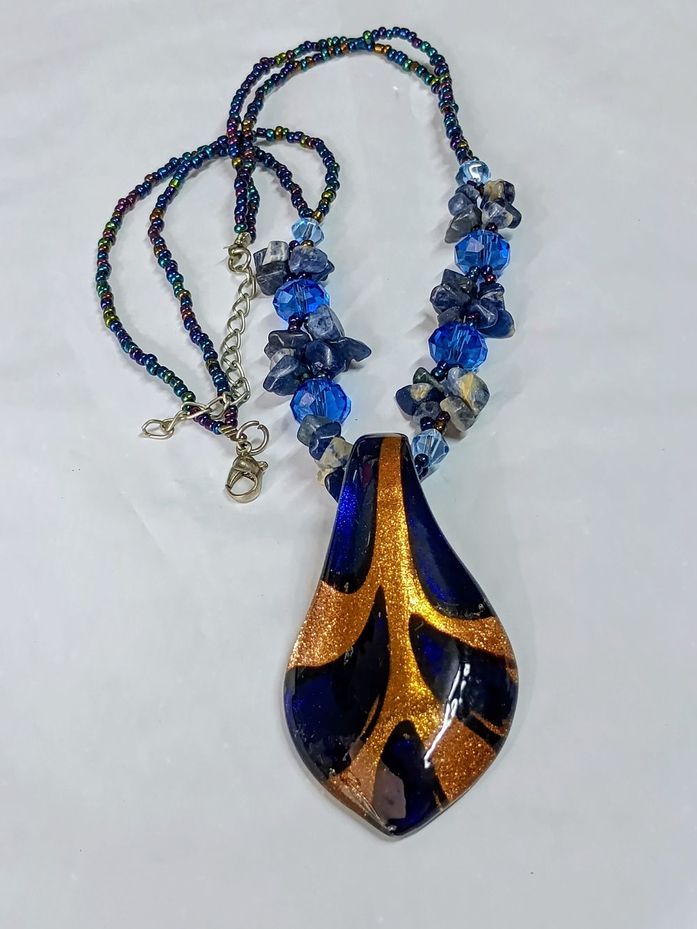 Lot 219: Beautifully detailed Pendant Necklace