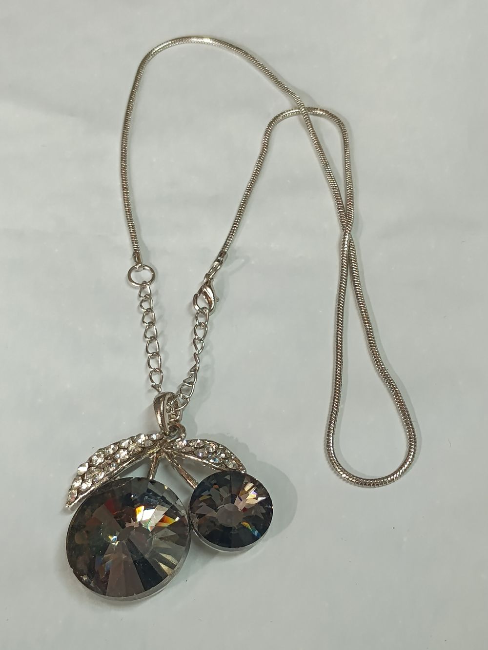 Lot 230: Beautiful Diamante Solid Pendant With Chain