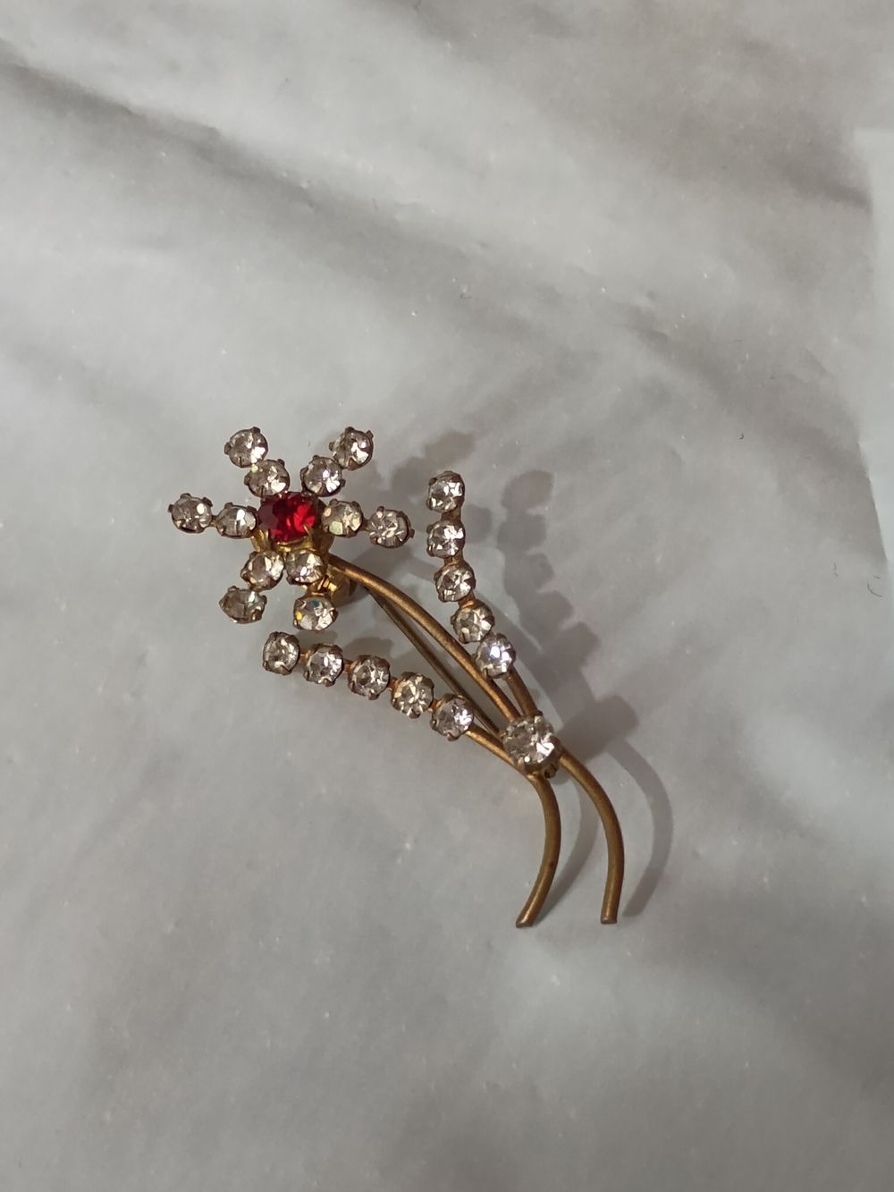 Lot 238: Vintage Multi stone Broach