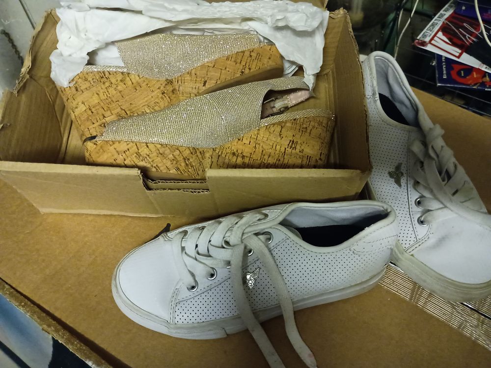 Lot 320: 2 pairs of ladies shoes one boxed new