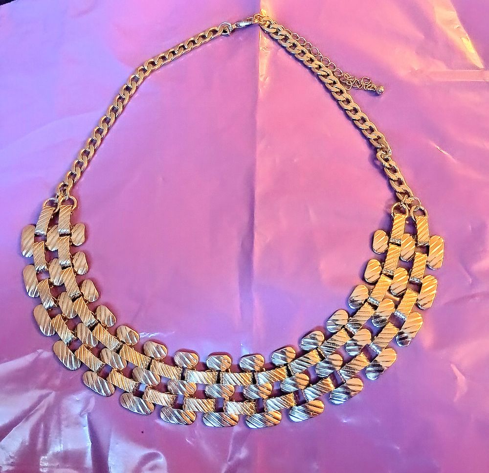 Lot 323: Quirky Mesh Bib Necklace