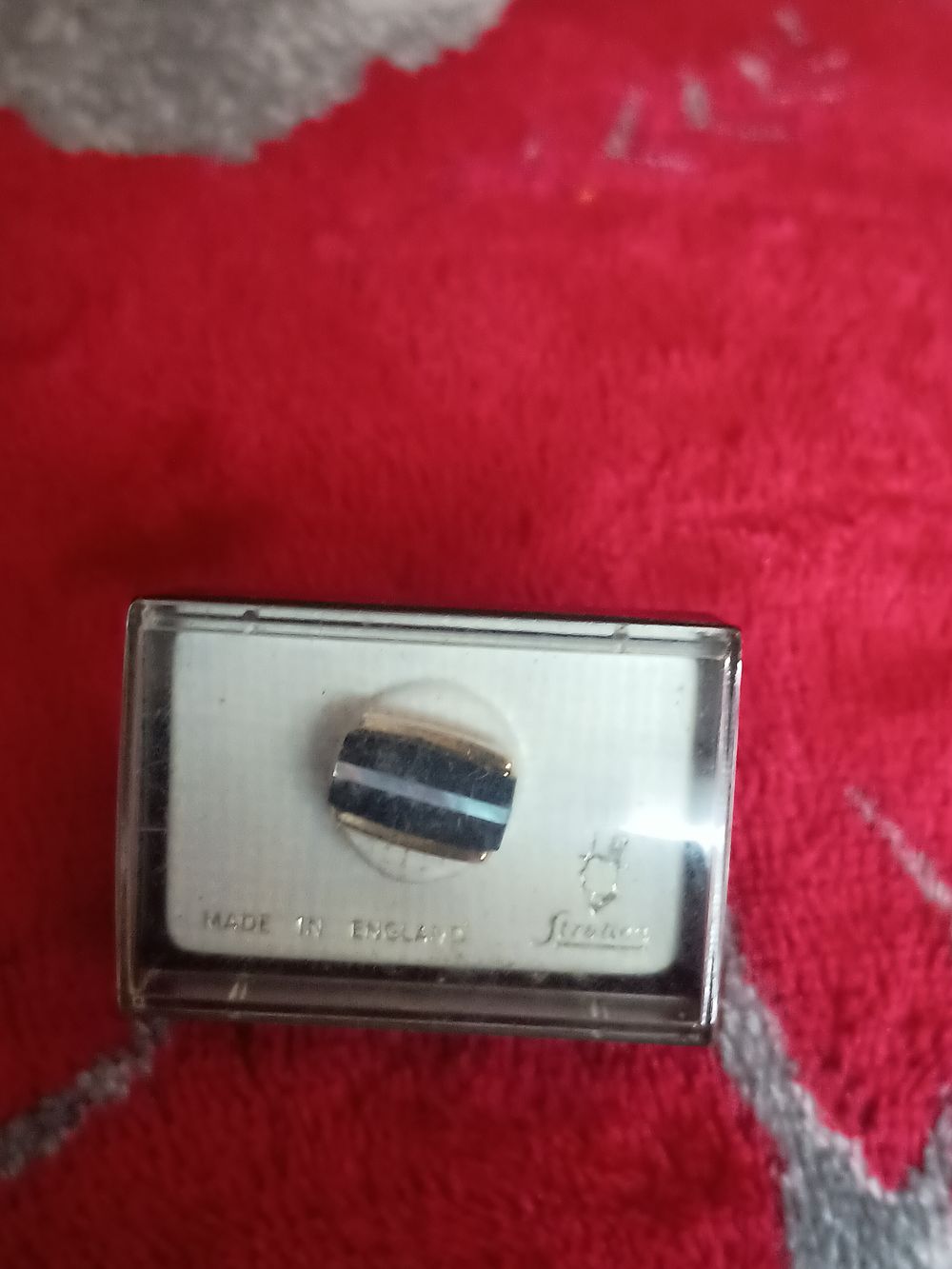 Lot 326: Stratton cased cufflink