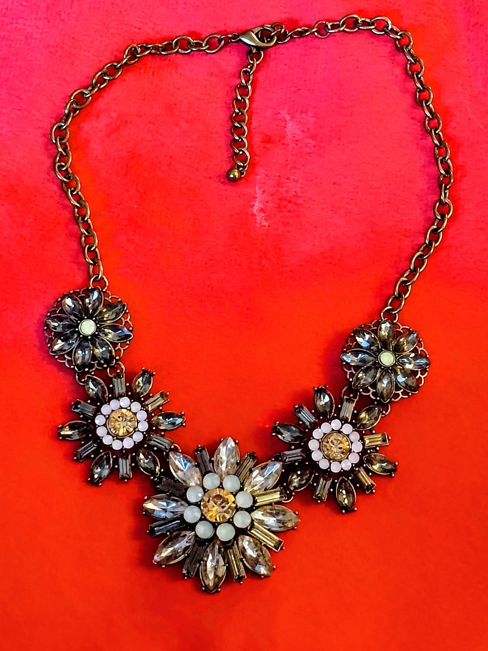 Lot 122: Beautiful Vintage Flower Detail Necklace