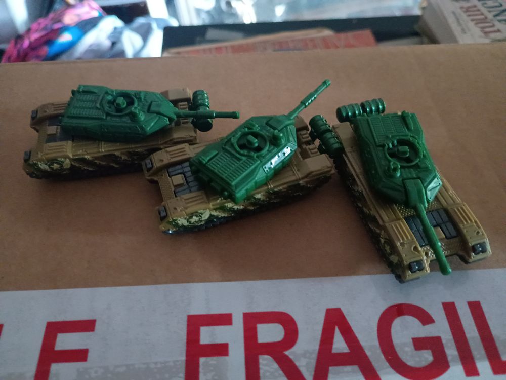 Lot 177: 3 model tanks