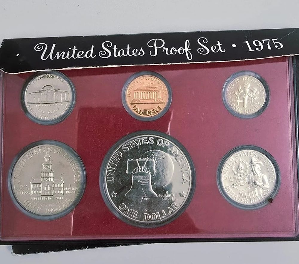 Lot 243: Cases coin set