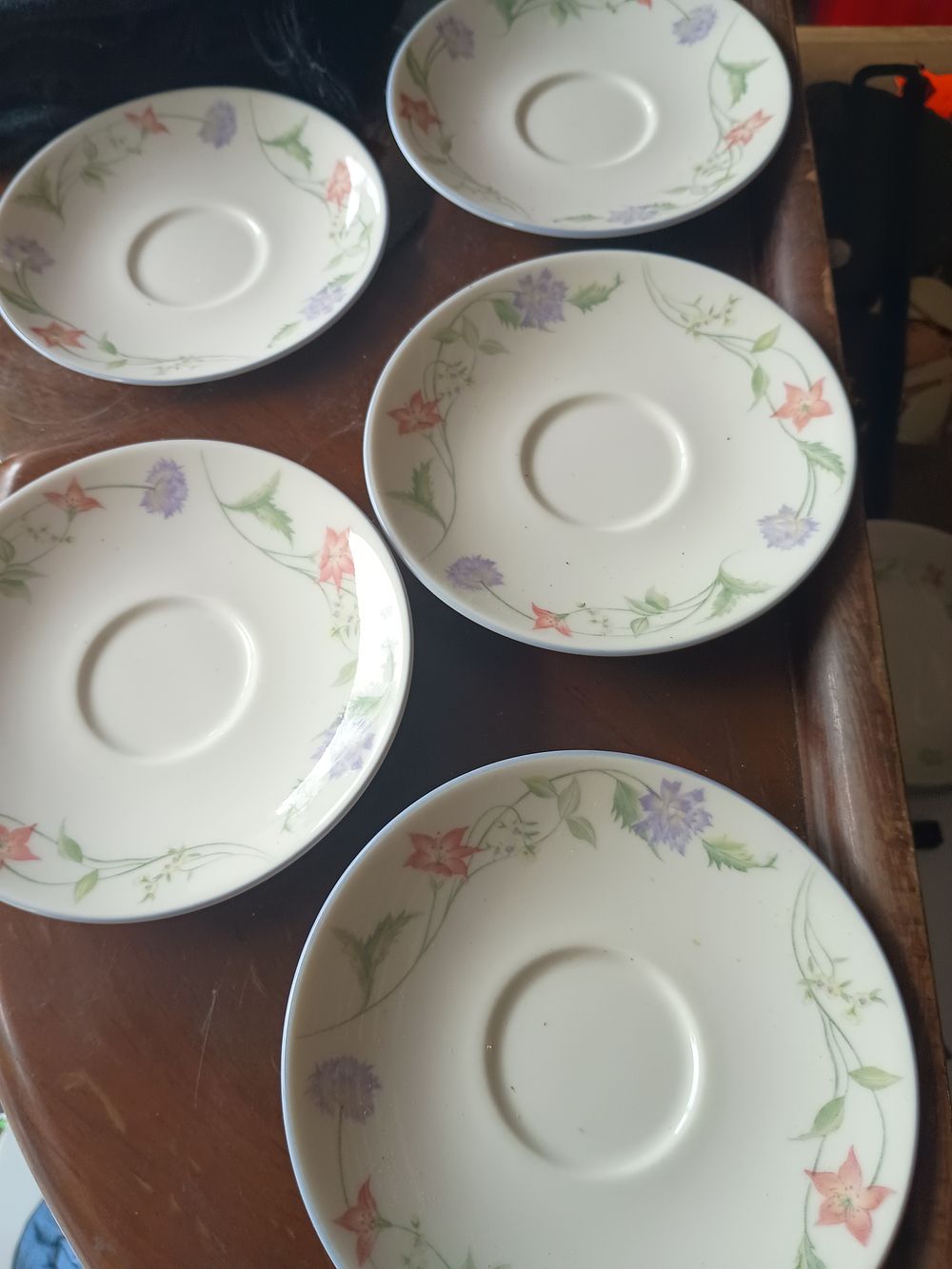 Lot 251: Royal doulton expression sausers