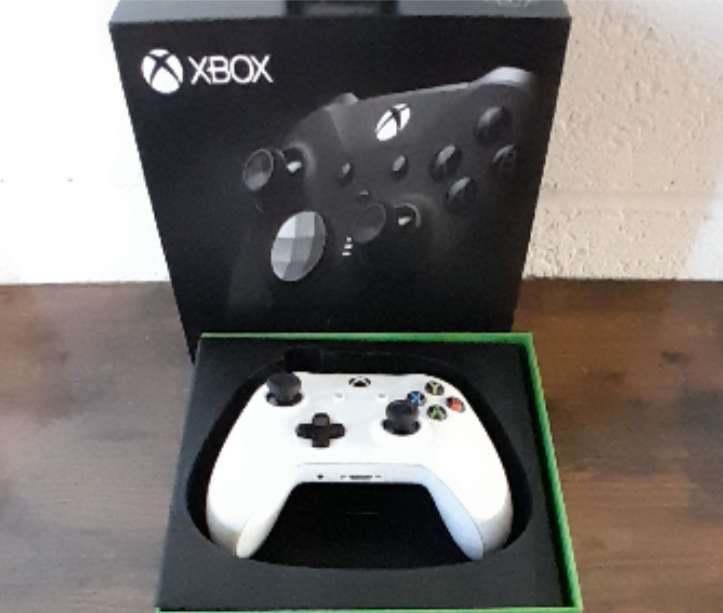 Lot 314: Xbox controller