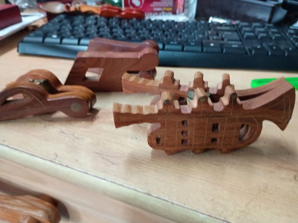 Lot 352: Collection of vintage wooden clips