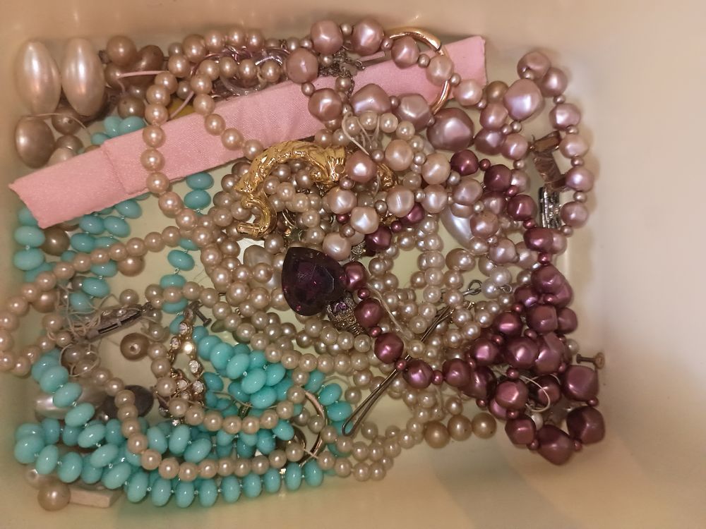 Lot 96: Jewellery lot