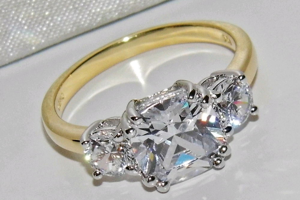 Lot 137: 9CT GOLD & SILVER 3 STONE ENGAGEMENT RING