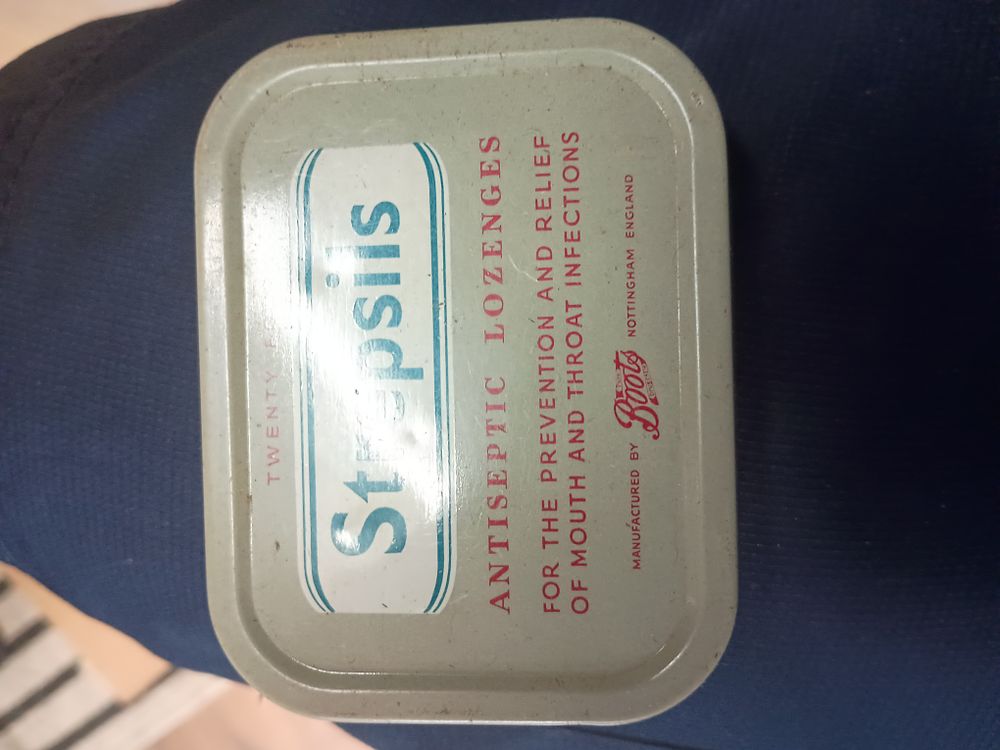Lot 159: Vintage tin
