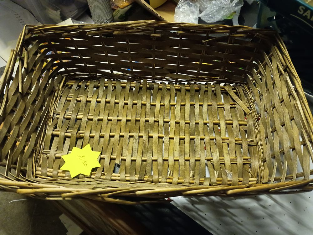 Lot 160: Wicker basket