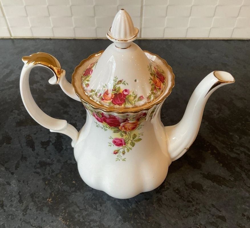 Lot 226: Old country rose royal albeet teapot