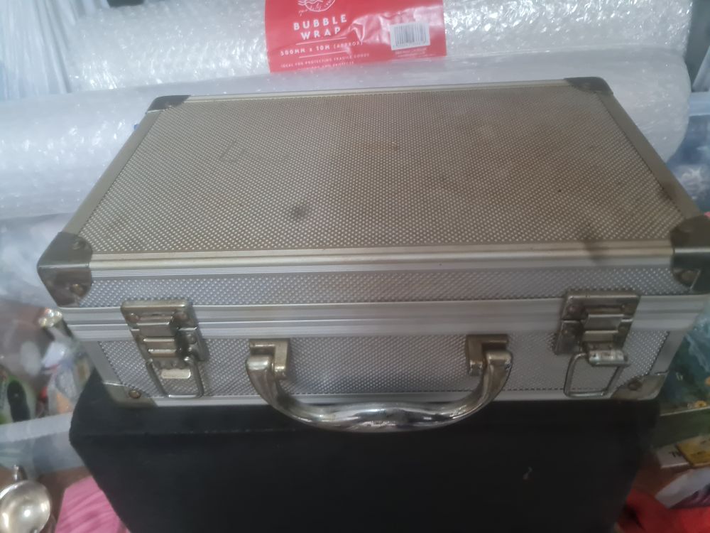Lot 286: Metal case