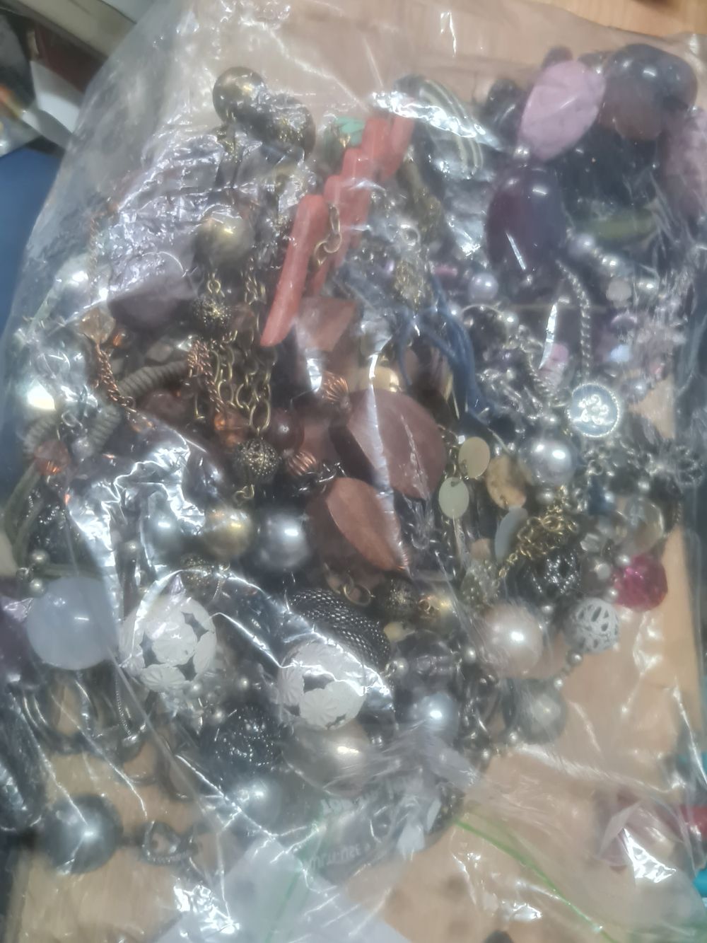 Lot 291: Bag full of jewellery