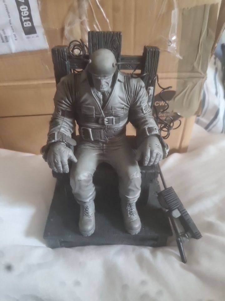 Lot 304: SIN CITY - Death Row Marv mit   Sound , Figur,Sammler Gut