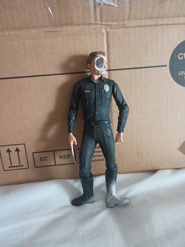 Lot 314: DG-FK TERMINATOR STATUA T 1000  MOVIE MANIACS MC FARLANE TOYS