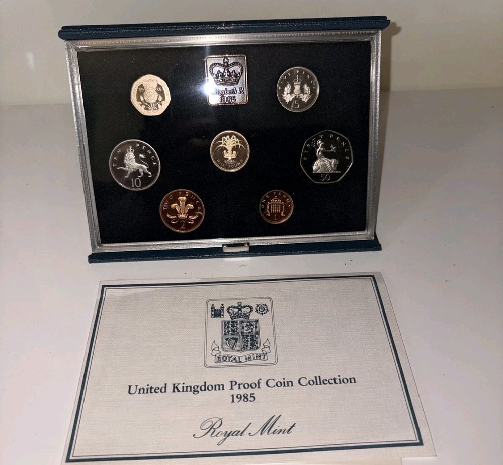 Lot 327: Cased coin set