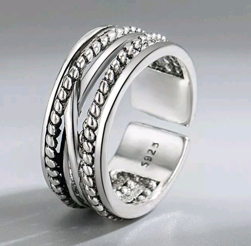 Lot 329: S925 ring