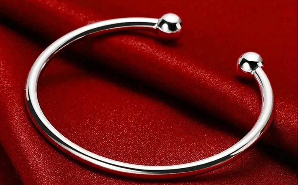 Lot 337: Silver torque bangle